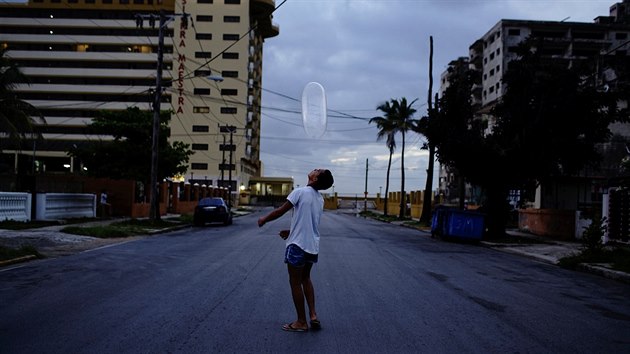 Čtrnáctiletý Kubánec si hraje s nafouknutým kondomem (Havana, 27.8.2018)