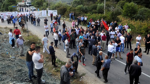 Kosovt Albnci zablokovali srbskmu prezidentovi silnici do srbsk osady v Kosovu (9.9.2018)