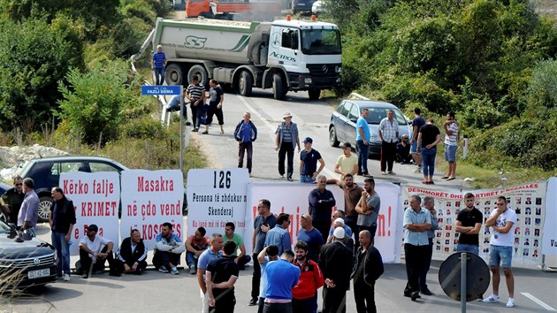 Kosovt Albnci zablokovali srbskmu prezidentovi silnici do srbsk osady v Kosovu (9.9.2018)