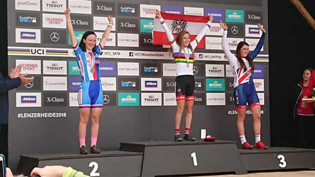 Bikerka Tereza Sskov (vlevo) slav stbrnou medaili z mistrovstv svta horskch kol v Lenzerheide. Vedle n vtzn Rakuanka Laura Stiggerov a bronzov Britka Harriet Harndenov.