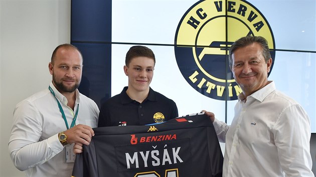 Talent Jan Myšák právě podepsal smlouvu s Litvínovem a zapózoval si s extraligovým dresem.