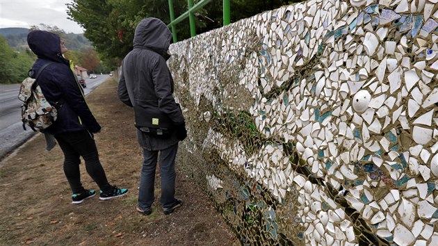 Hladovou zeď v Nejdku, vyzdobila mozaika zs střepů.