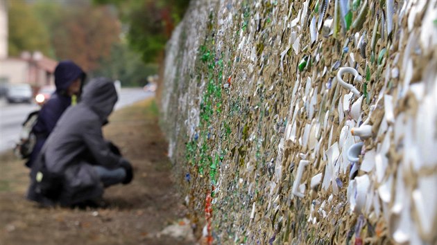 Hladovou zeď v Nejdku, vyzdobila mozaika ze střepů.