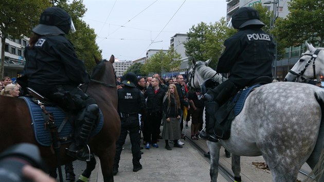 Protesty kvli vrad Nmce ve vchodonmeckm Chemnitzu organiztoi pedasn ukonili. Zprvu poklidnou akci vystdaly stety demonstrant s polici a i nkolika novini. (1. z 2018)