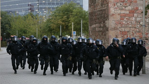 Protesty kvli vrad Nmce ve vchodonmeckm Chemnitzu organiztoi pedasn ukonili. Zprvu poklidnou akci vystdaly stety demonstrant s polici i nkolika novini. (1. z 2018)
