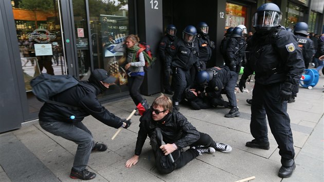 Protesty kvli vrad Nmce ve vchodonmeckm Chemnitzu organiztoi pedasn ukonili. Zprvu poklidnou akci vystdaly stety demonstrant s polici i nkolika novini. (1. z 2018)