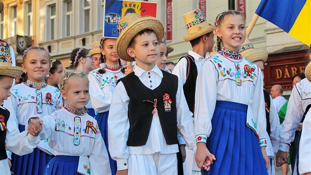 Slavnostn krojovan prvod soubor Karlovarskho folklornho festivalu proel Karlovmi Vary. Na snmku rumunsk soubor Cununita. Kadoron se jedn o jeden z vrchol programu tradin folklorn pehldky. (8. z 2018)