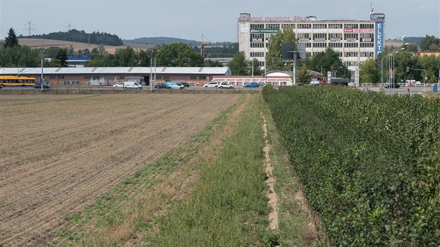 Plocha mezi sídlištěm ve zlínské části Malenovice a obchodním centrem, kde by měla stát nová nemocnice. (2018)