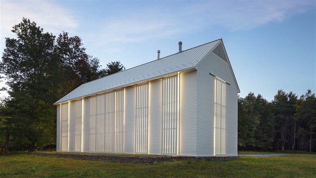 Dům odráží formu klasických farmářských budov a stodol, ale novým způsobem interpretuje tradiční prvky s využitím současných materiálů.
