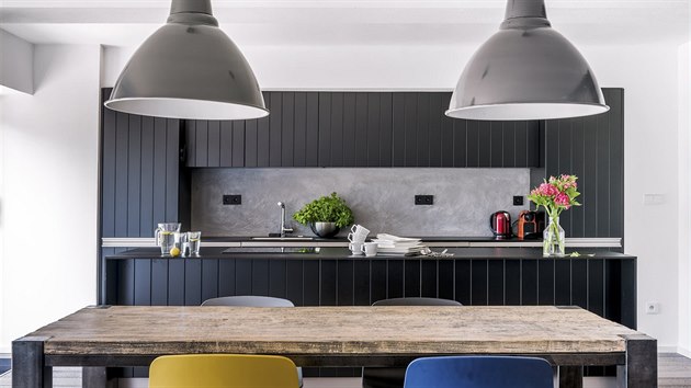 Kuchyňská sestava nábytku (Indeco) je vyrobena danému prostoru na míru. Masivní dřevěný stůl je vtipně doplněn plastovými židlemi v odlišných barvách.