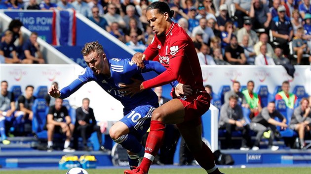 James Maddison z Leicesteru bojuje o m s Virgilem Van Dijkem z Liverpoolu.