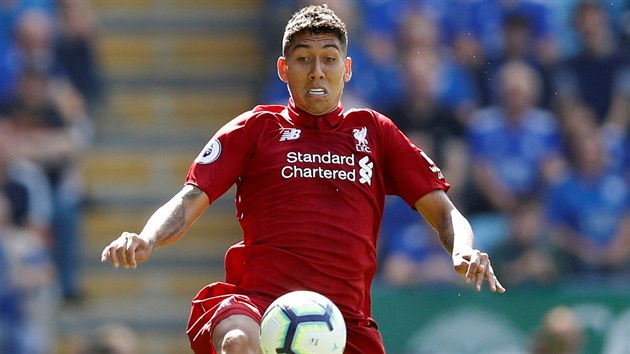 Liverpoolsk Roberto Firmino naskakuje na m.