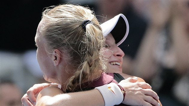 Kiki Bertensová (zády) z Nizozemska se objímá s Markétou Vondroušovou po vítězství české tenistky v 3. kole US Open.