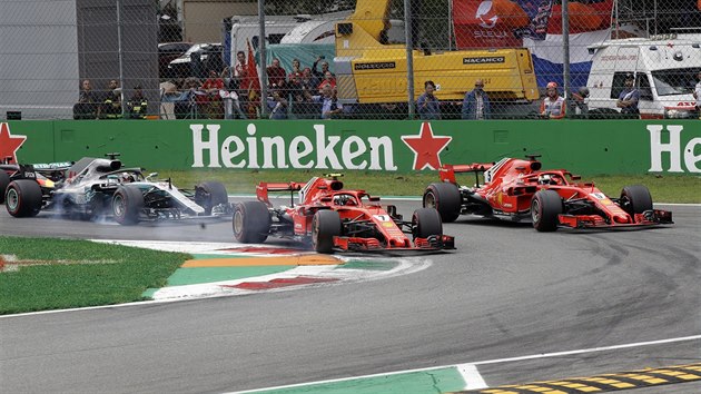 Kimi Raikkonen (slo 7) vjd do zatky nsledovn Sebastianem Vettelem a Lewisem Hamiltonem.