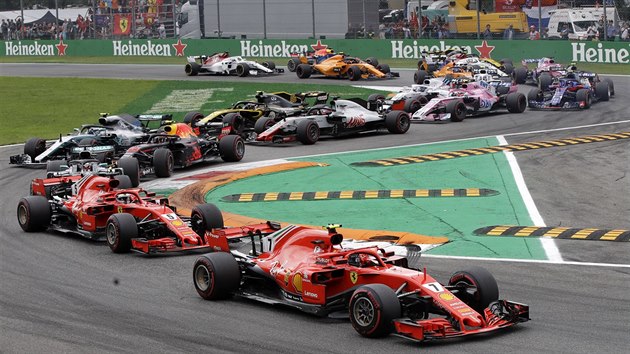 Kimi Raikkonen na prvnm mst nsledovn kolegou Sebastianem Vettelem a konkurentem Lewisem Hamiltonem.