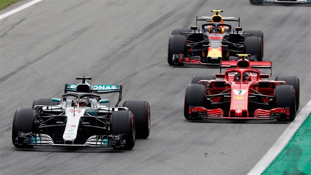 Lewis Hamilton na chvli na prvn mst Velk ceny Itlie sthn Kimi Raikkonenem.