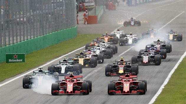 Uprosted Kimi Raikkonen na prvnm mst, vpravo stjov kolega Sebastian Vettel, vlevo konkurent Lewis Hamilton.