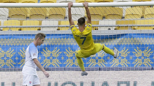 Ukrajinsk stelec Andrij Jarmolenko oslavuje gl po penalt proti Slovensku.
