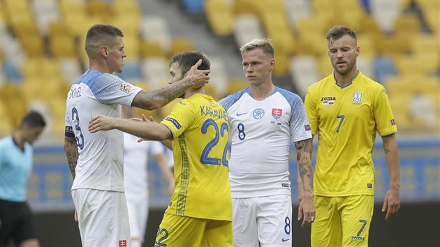 Slovensk Martin krtel se objm s ukrajinskm Oleksandrem Karavaevem, vedle nich stoj Ondrej Duda a Andrij Jarmolenko.