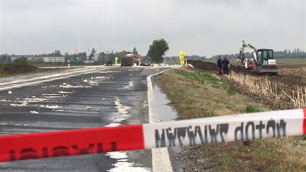 U Odoleny Vody nedaleko Prahy vypadly v noci z auta na silnici barely s kyselinou. idi odjel. (3.9.2018)