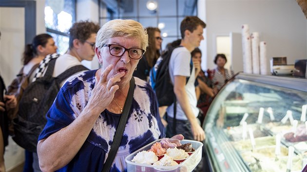 Prodej zmrzliny za retro ceny v praskch Stranicch ve zmrzlinrn Crème de la Crème (5.9.2018). 