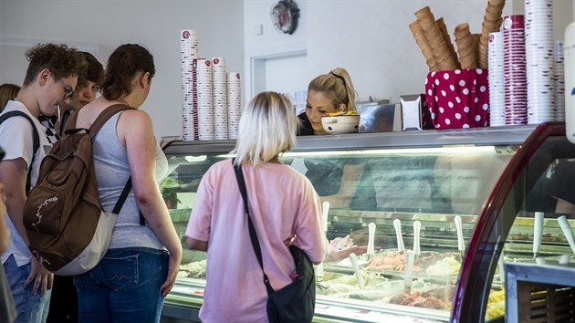 Prodej zmrzliny za retro ceny v praskch Stranicch ve zmrzlinrn Crème de la Crème (5.9.2018). 