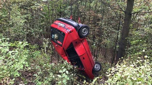 Hasii vyproovali auto z lesa u Berouna. (7.9.2018)