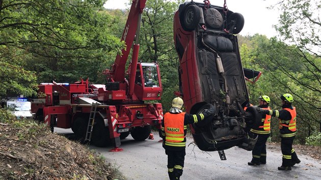 Hasii vyproovali auto z lesa u Berouna. (7.9.2018)