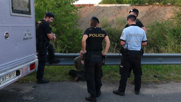 Strážníci z Prahy 12 ve čtvrtek pronásledovali zdrogovaného řidiče v karavanu. (6.9.2018)