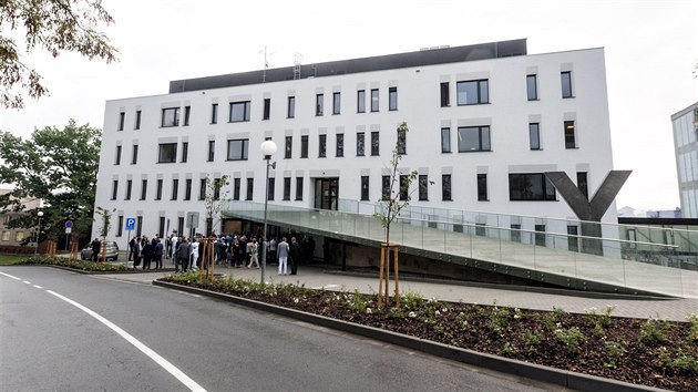 V olomoucké fakultní nemocnici byla slavnostně otevřena nová budova II. interní kliniky gastroenterologie a geriatrie za téměř 400 milionů korun. Moderní budova je energeticky pasivní.