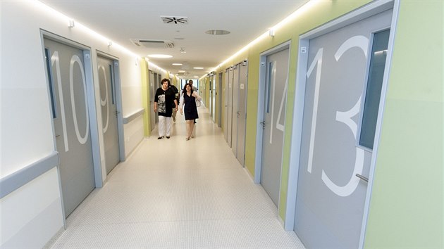 V olomoucké fakultní nemocnici byla slavnostně otevřena nová budova II. interní kliniky gastroenterologie a geriatrie za téměř 400 milionů korun.