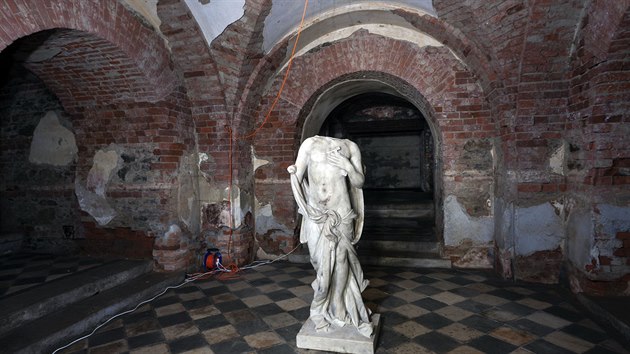 Po letech chátrání začala oprava jedinečného mauzolea v Sobotíně na Šumpersku. Jde o hrobku jedné z nejvýznamnějších podnikatelských dynastií Kleinů z 80. let 19. století, nádherná stavba ve stylu vrcholné italské renesance ale roky chátrala a ničili ji vandalové. V temné kryptě jsou poškozené sarkofágy i socha anděla smrti.