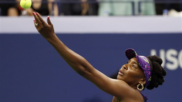 PROTI SESTŘE. Americká tenistka Venus Williamsová servíruje ve třetím kole US Open, v němž se utkala se svou sestrou Serenou.