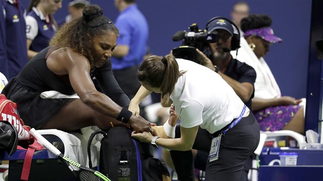 OŠETŘENÍ. Americká tenistka Serena Williamsová v prvním setu třetího kola US Open špatně došlápla a musela podstoupit lékařské ošetření.