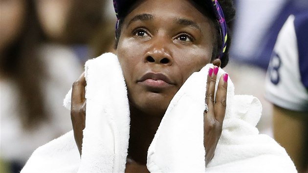 S RUČNÍKEM. Americká tenistka Venus Williamsová sedí na hráčské židli během přestávky v zápase třetího kola US Open.