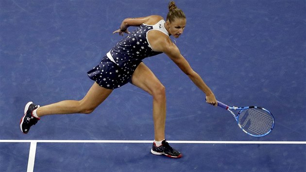 NEMÁM. Česká tenistka Karolína Plíšková se natahuje po míčku ve třetím kole US Open, nedosáhne ovšem na něj.