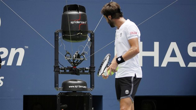 DO KAMERY. Gruzínský tenista Nikoloz Basilašvili se dívá do televizní kamery během osmifinále US Open.