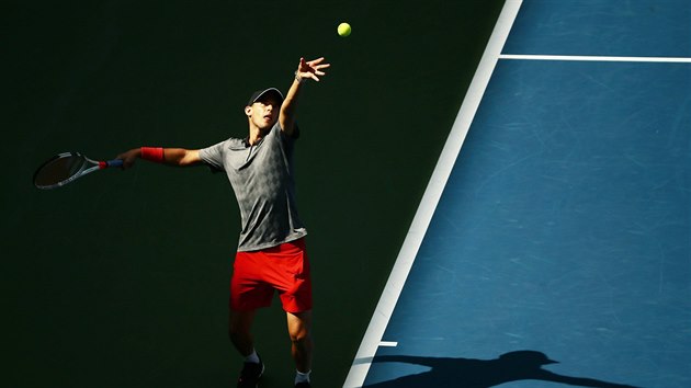 PROTI KRÁLI ES. Rakouský tenista Dominic Thiem servíruje v osmifinále US Open proti Kevinu Andersonovi z Jihoafrické republiky, jehož zdobí právě skvělý servis.