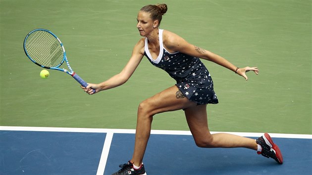 FORHEND. Česká tenistka Karolína Plíšková trefuje míček v osmifinále US Open, narazila v něm na Ashleigh Bartyovou z Austrálie.