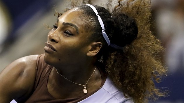 NA SERVISU. Americk tenistka Serena Williamsov podv v semifinle US Open.