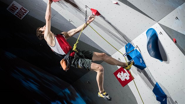 NA ERVENOU.  esk lezec Adam Ondra zvod v Innsbrucku na MS v lezen na obtnost.