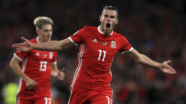 Gareth Bale z Walesu se raduje ze vstelen branky v zpase proti Irsku.