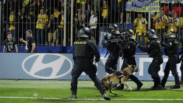 Policejn zsahovka musela zakroit proti ukrajinskm pznivcm po konci zpasu s eskem.