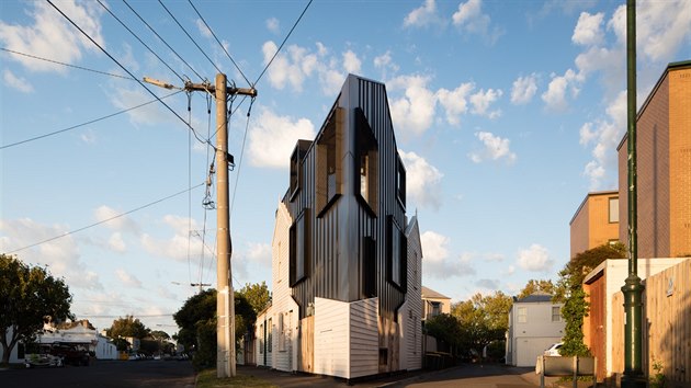 Odvážný rohový dům stojí v australském Melbourne. 