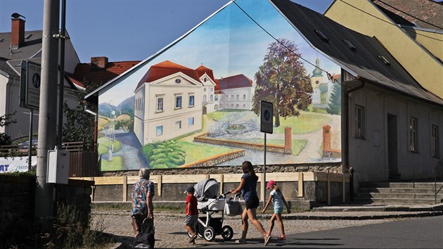 Odersk zmek, kter v edestch letech vyhoel a nsledn byl zdemolovn, lidem pipomn malba na ttu jednoho z tamnch dom.