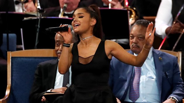 Ariana Grande zazpvala na pohbu Arethy Franklinov v detroitskm baptistickm kostele New Bethel (31. srpna 2018).