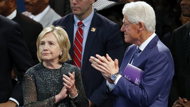 Hillary a Bill Cintonovi na pohbu Arethy Franklinov (Detroit, 31. srpna 2018)