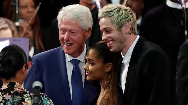 Bval prezident Bill Clinton, zpvaka Ariana Grande a jej ptel Pete Davidson na pohbu Arethy Franklinov v Detroitu (31. srpna 2018)