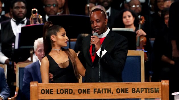 Zpvaka Ariana Grandeov a biskup Charles H. Ellis na pohbu Arethy Franklinov (Detroit, 31. srpna 2018)