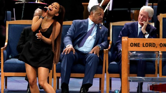 Zpvaka Ariana Grande, reverend Jesse Jackson a bval prezident Bill Clinton na pohbu Arethy Franklinov (Detroit, 31. srpna 2018)